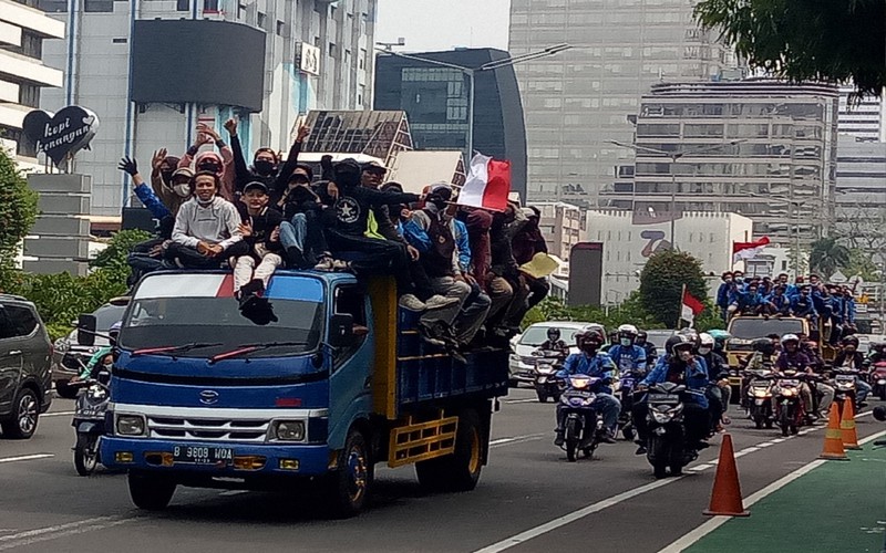 インドネシア各地で労働者の大規模デモ　雇用創出法成立、賃上げ抑制懸念
