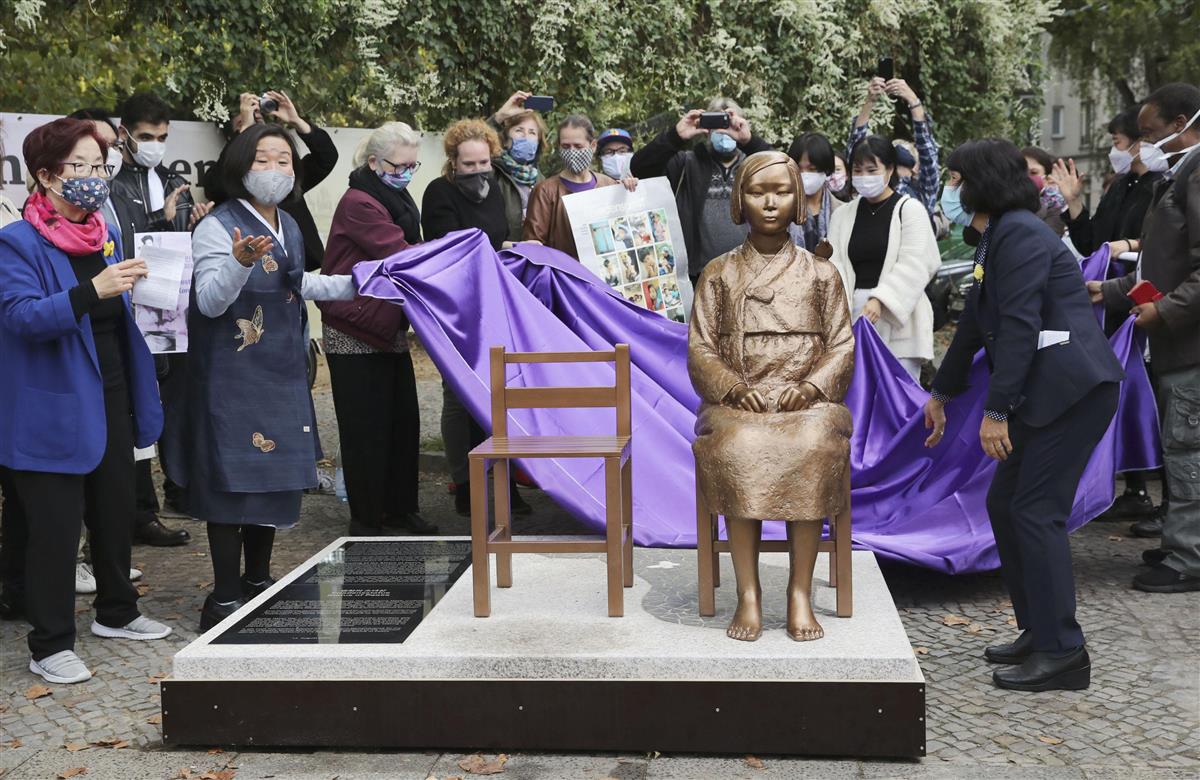 ベルリンの慰安婦像、設置許可取り消し　韓国は茂木外相を批判