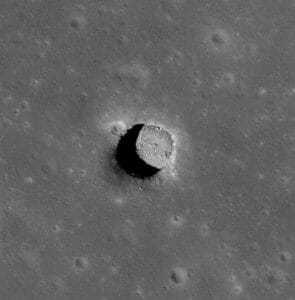 月の縦孔では宇宙放射線の被ばく線量を減らせるとした研究成果が発表される