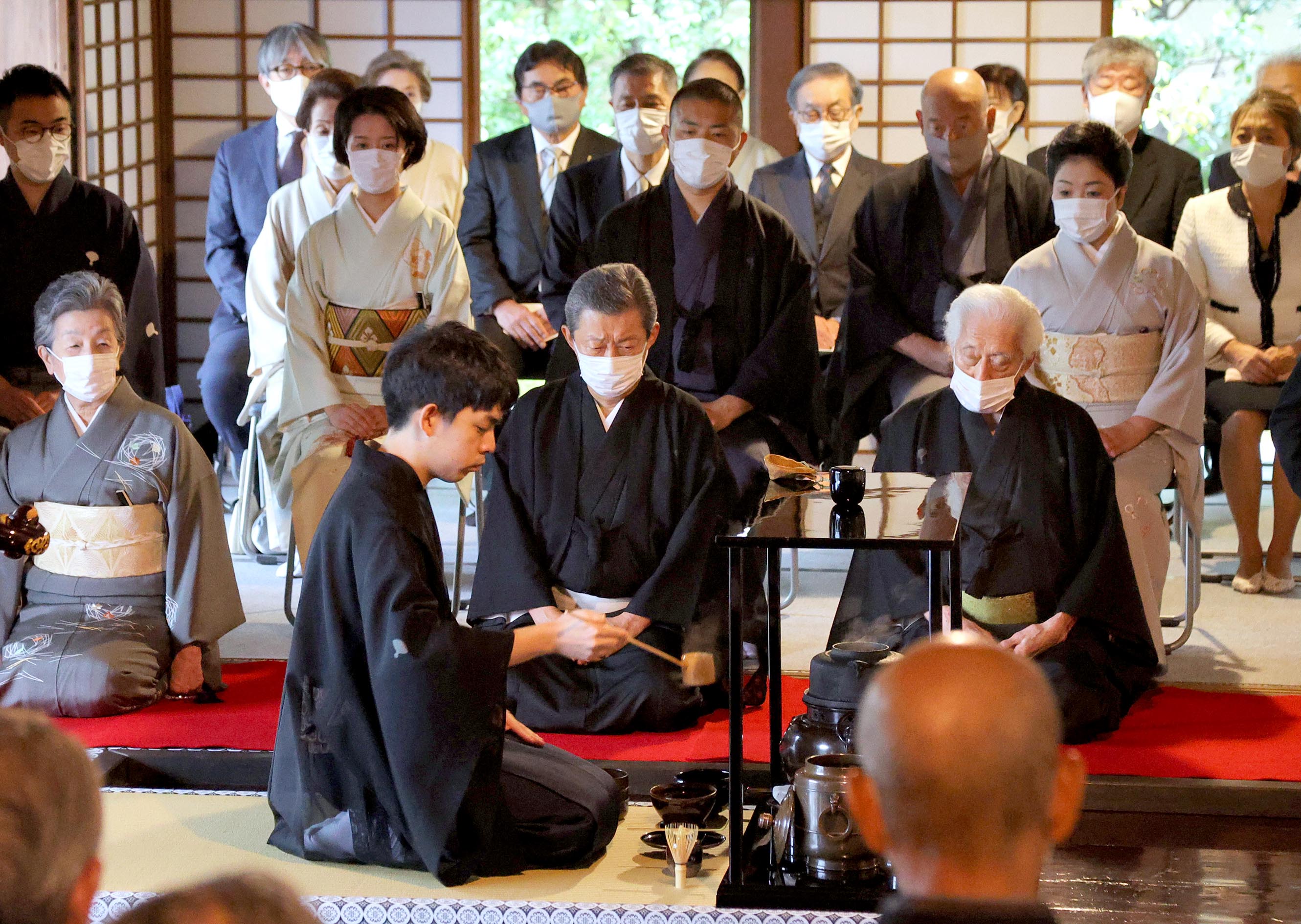 千宗史氏が十七代継承の決意を新たに 茶道裏千家の若宗匠格式奉告献茶式 (京都新聞)
