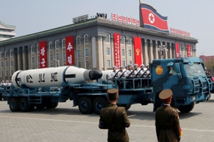 焦点：苦境の金正恩氏、軍事パレードで大型弾道ミサイル公開か - ロイター