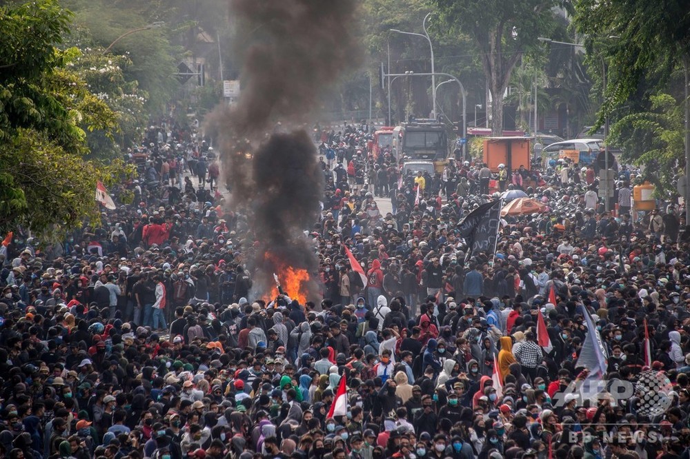 外資呼び込む法案可決で大規模デモ、一部暴徒化 インドネシア