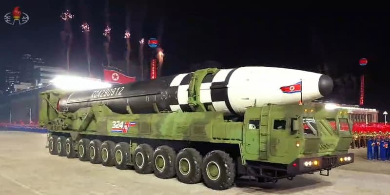 北朝鮮、新型ICBMを公開　党創建75年で軍事パレード