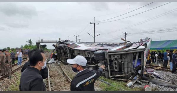 バスと列車衝突20人死亡、タイ　30人以上が負傷、寺院参拝途中
