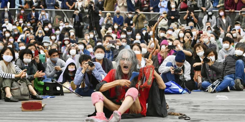 ギリヤーク尼ケ崎さんが祈りの舞　伝説の大道芸人90歳が公演