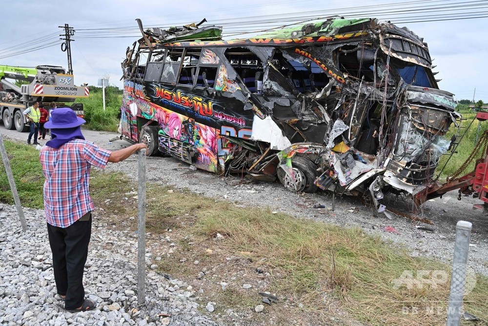 バスが列車と衝突、18人死亡 タイ・バンコク郊外