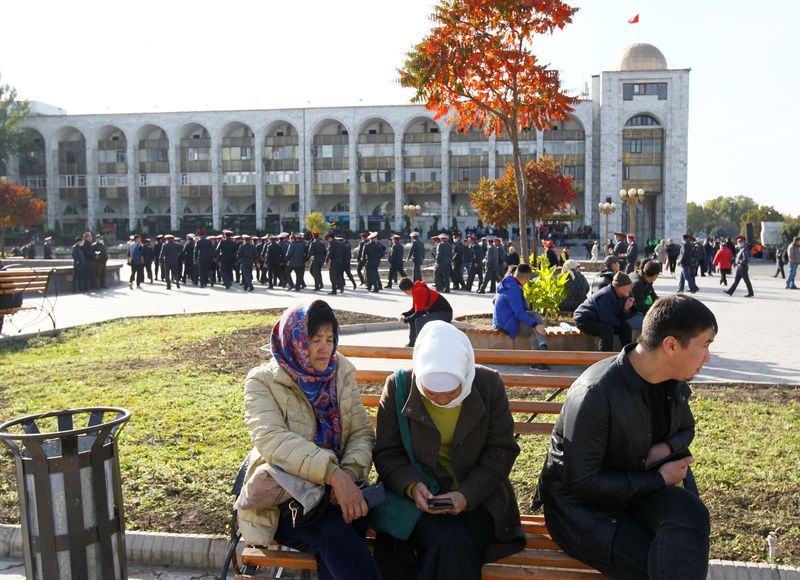 キルギス大統領、治安担当幹部を解任　新首相を選出