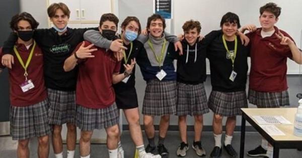 男子生徒がスカートで登校。何が起こった？制服への抗議運動が、カナダの高校生の間で広がる