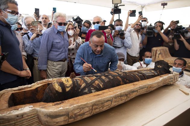 2500年前のミイラ、報道陣の前で公開　エジプトで木棺59基発見