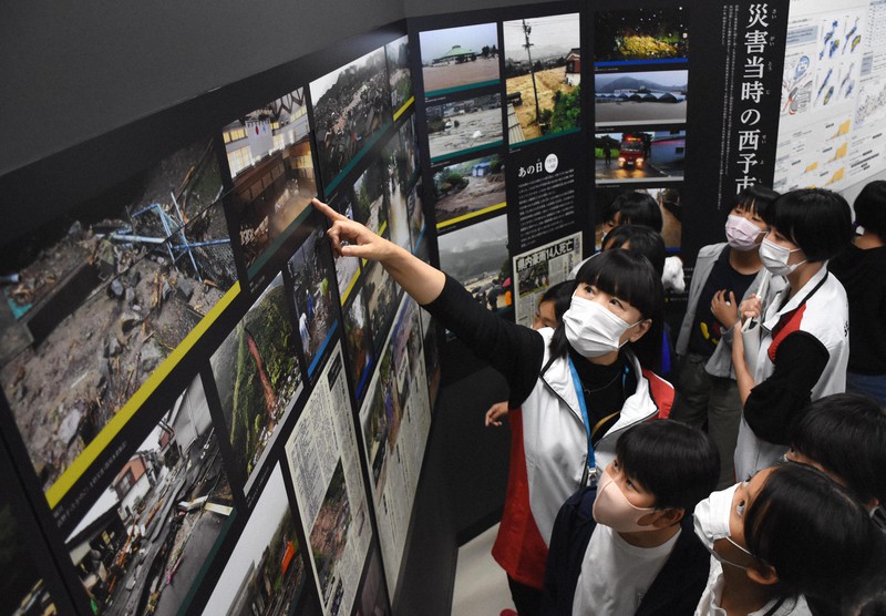 西日本豪雨被災地に「災害伝承展示室」完成　写真展示やVRも　愛媛・西予市