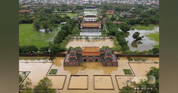 ベトナム中部で洪水、18人死亡 さらなる豪雨の恐れ