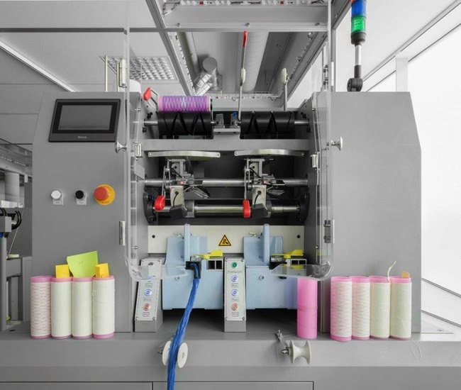 H&M、靴下をニットに自動で変える機械　衣服のリサイクル工程を視覚的に訴求