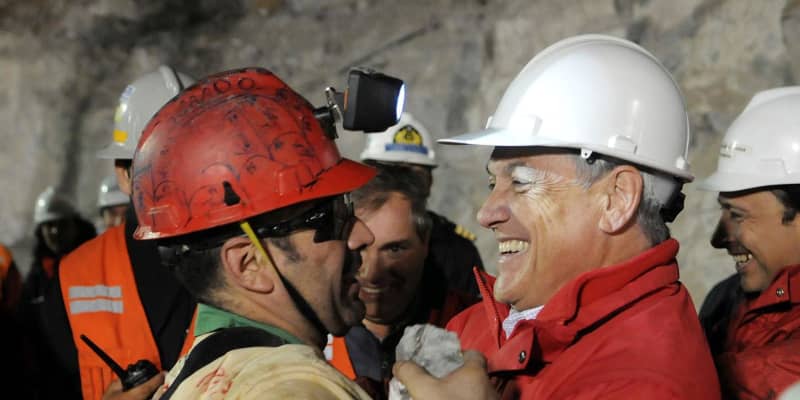 チリ鉱山33人救出10年で式典　大統領「思い出し学ばなくては」