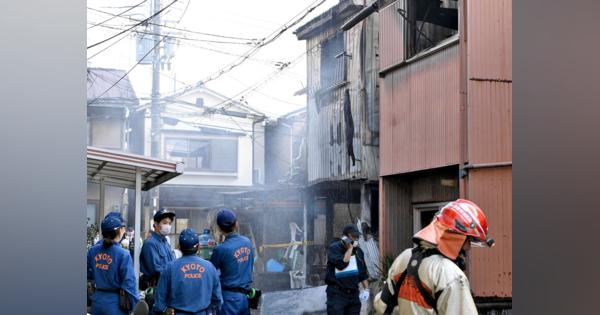 2階建て民家から出火、近隣に延焼　住人の70代男性搬送　京都・伏見