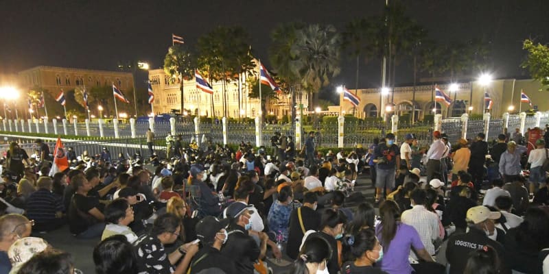 タイ首相府周辺道路を占拠　厳戒態勢下、デモ行進