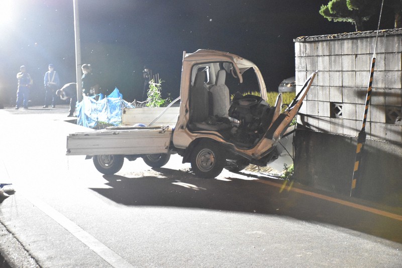 軽トラックが民家のブロック塀に衝突　少年2人死亡　香川・坂出