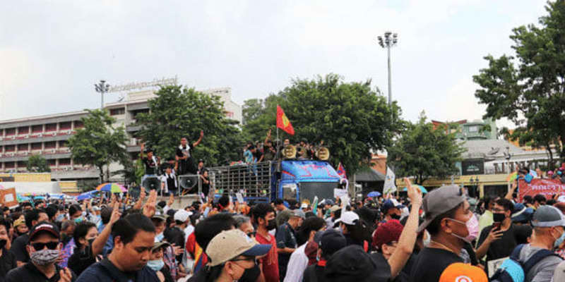 【タイ】再び反政府デモ開催、王室派と小競り合いも［政治］