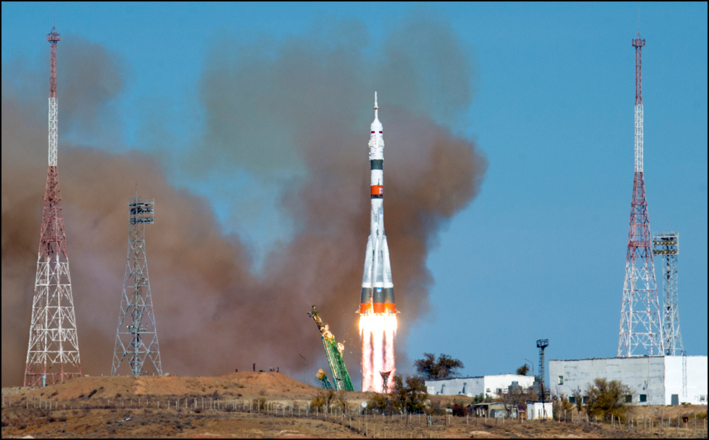 ソユーズ宇宙船が超高速の約3時間で国際宇宙ステーションにドッキング成功