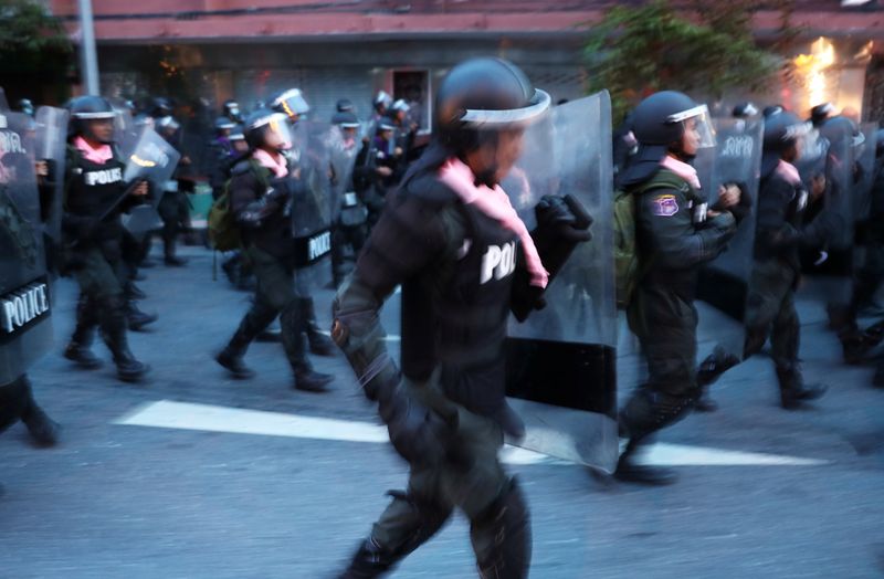 タイ警察、首相府周辺のデモ隊を排除