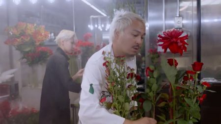 日本の無常観に米メディアが注目 「パンク花屋」東信の世界 | 花は老いていく姿もまた美しい