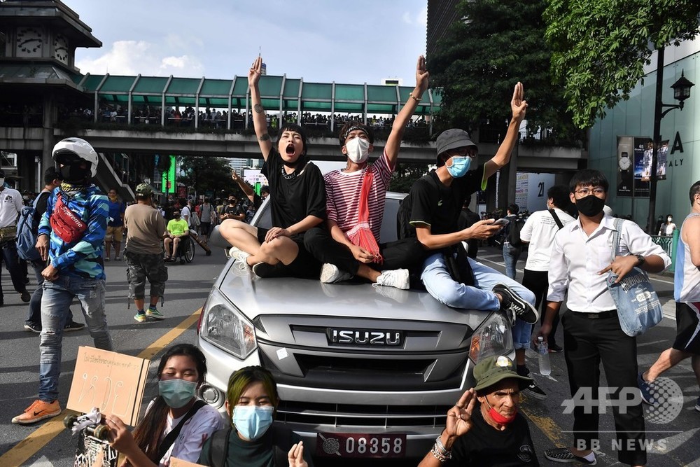 タイで1万人がデモ 政府の非常事態宣言でも