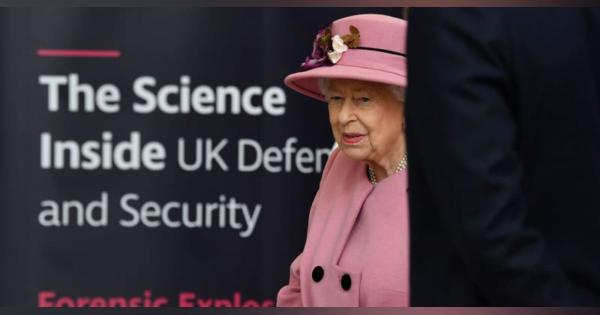 英女王、7カ月ぶり外出公務　ウィリアム王子と国防省施設訪問