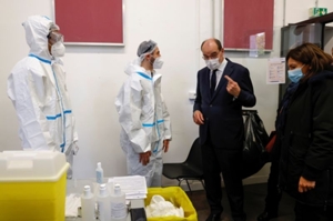 フランスとイタリアで1日の新型コロナ感染者数が過去最多を記録 - ロイター