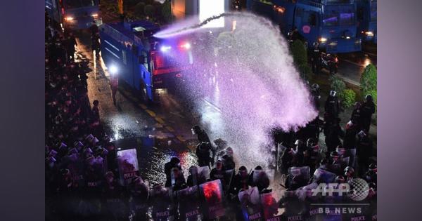 タイ警察、デモ隊に放水 集会禁止令も抗議続く