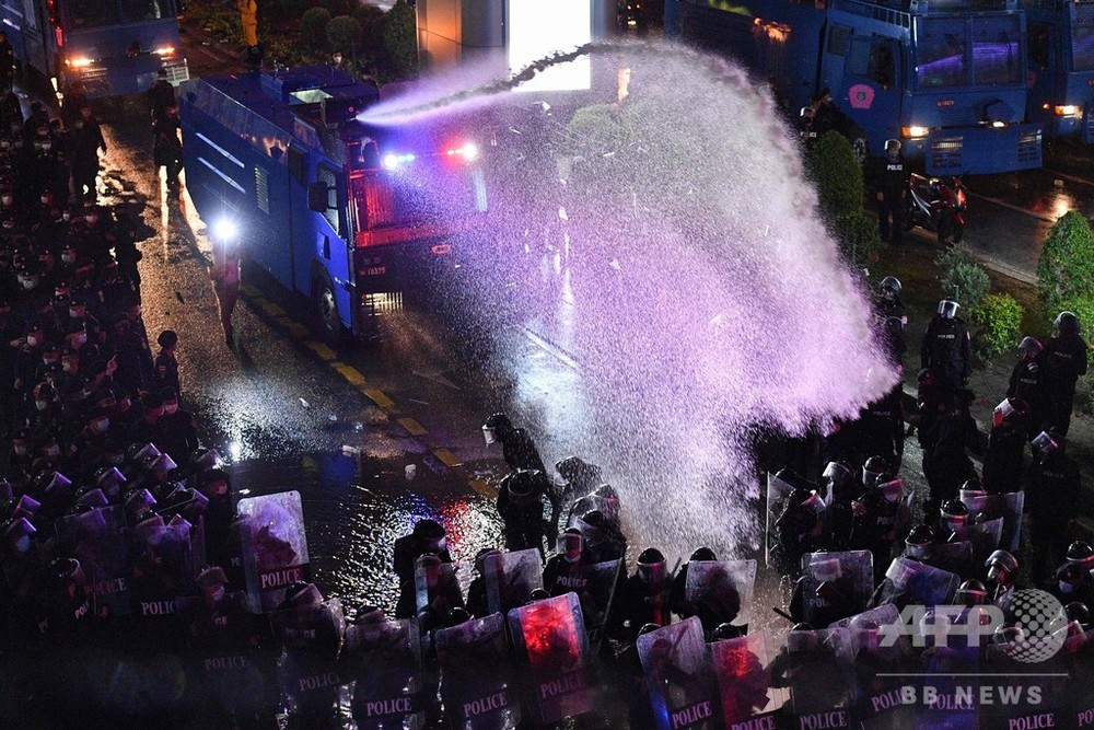 タイ警察、デモ隊に放水 集会禁止令も抗議続く