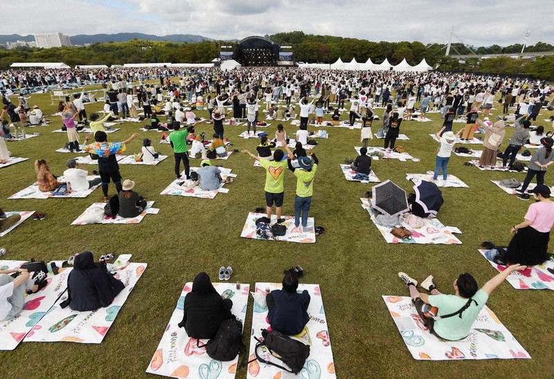 レジャーシートで音楽フェス堪能　3密回避し4万人参加　大阪・万博記念公園