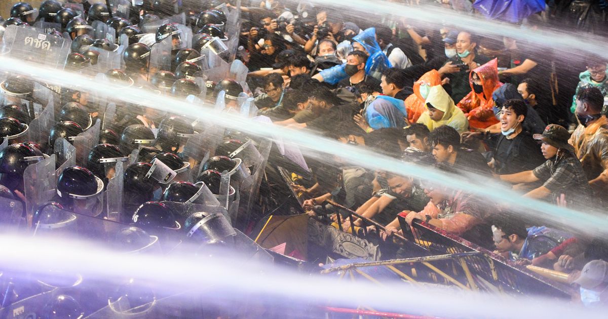 タイの民主化デモ、警察隊とデモ隊が衝突。放水で排除に乗り出した（画像）
