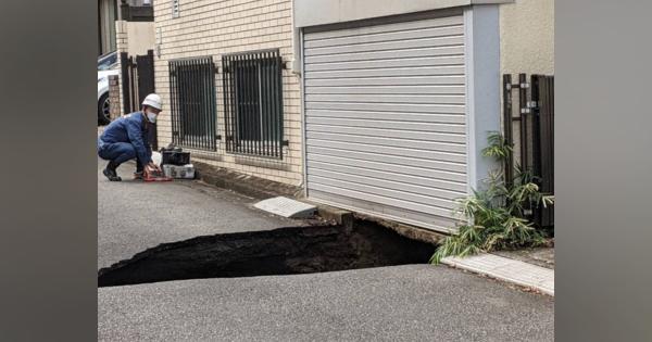 住宅街で道路陥没、深さ5メートル　トンネル工事関係か　東京・調布