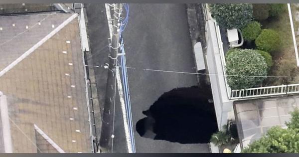 住宅街の道路陥没、東京・調布市　付近で外環道トンネル工事