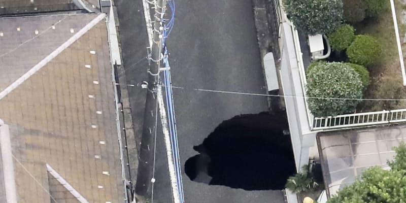 住宅街の道路陥没、東京・調布市　付近で外環道トンネル工事