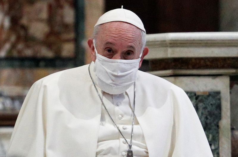 ローマ教皇、公務の場で初めてマスク着用