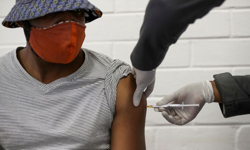コロナワクチン接種、政府など推奨なら大半が受け入れ＝国際調査