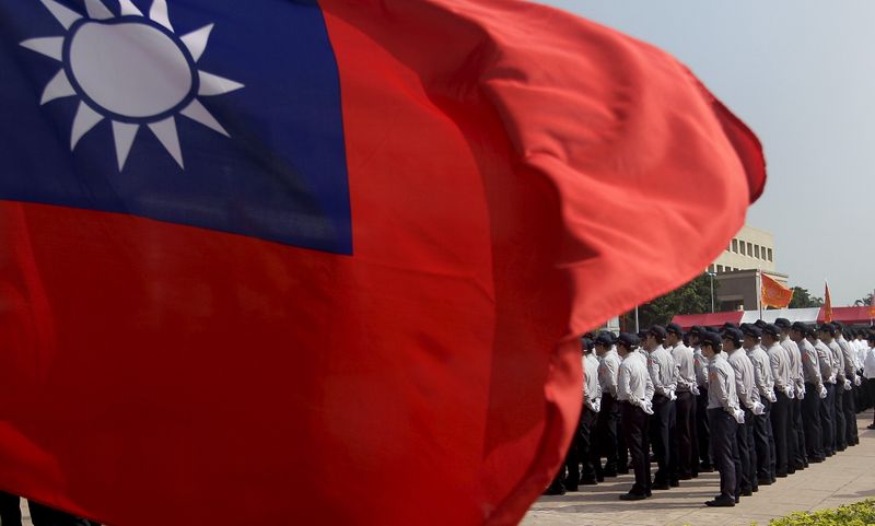台湾国防相「中国との軍拡競争志向せず」、米国の武器売却承認で