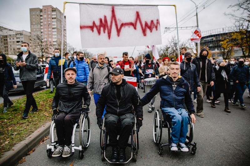ベラルーシでストやデモ、大統領の退陣要求