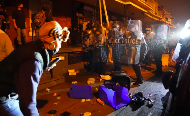 米東部、警官発砲で黒人死亡 抗議暴徒化も、放火や略奪