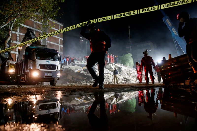 トルコ沖地震、死者62人　行方不明者の救助・捜索続く
