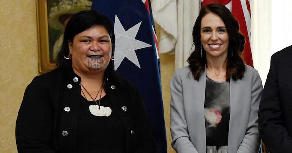 NZ新内閣 副首相に初の同性愛者、外相は顔に入れ墨のマオリ女性