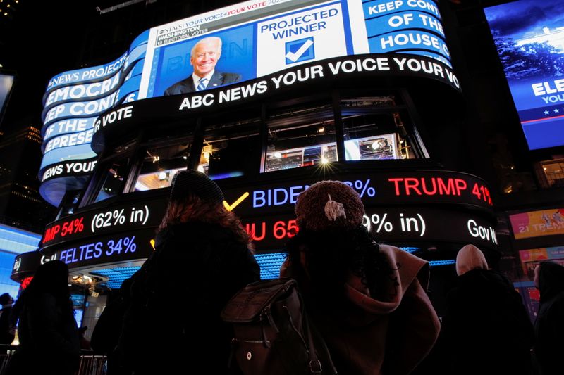 写真で見る米大統領選：マンハッタンで開票速報を見守る市民