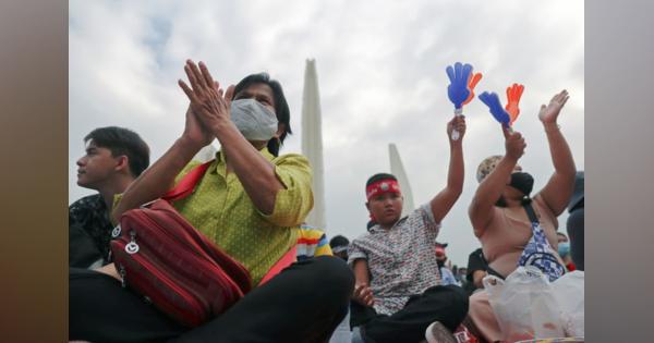 タイで王室改革求めるデモ行進、警察は放水