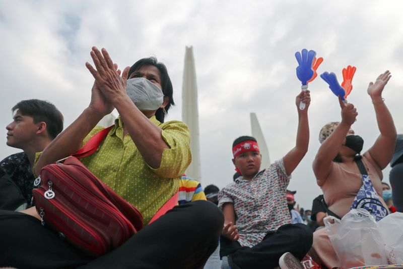タイで王室改革求めるデモ行進、警察は放水