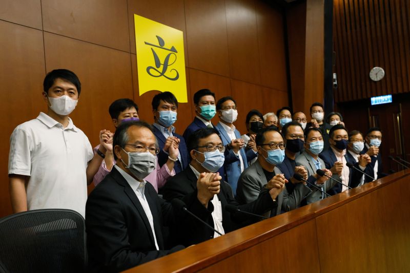 香港民主派議員、集団辞職も　中国による野党議員資格剥奪報道で
