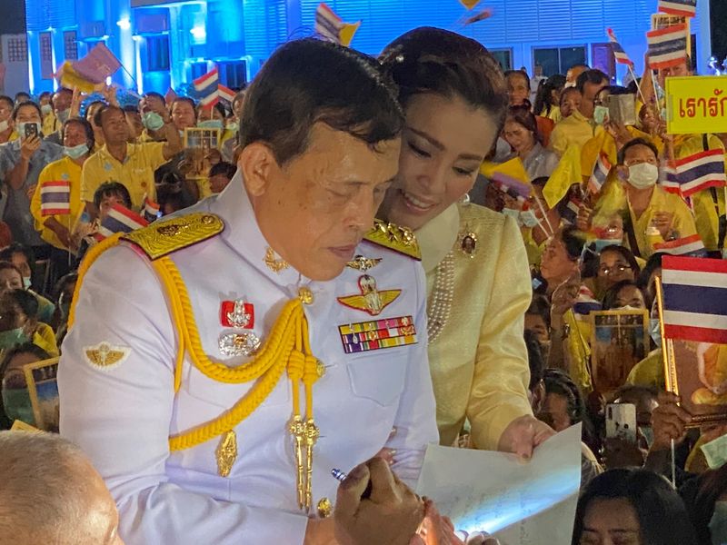 タイ国王「この国を愛そう」、デモ巡りメッセージ