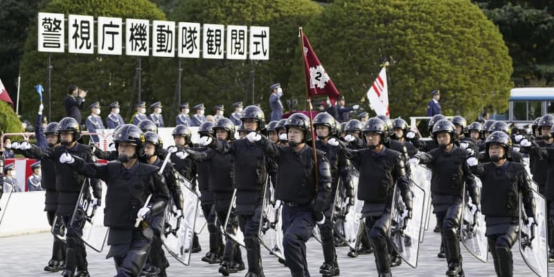 警視庁機動隊が観閲式 コロナ対策で規模縮小