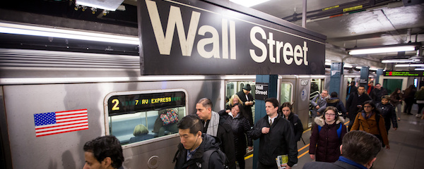 ウォール街の債券トレーダー賞与45％、株式25％増へ－Ｍ＆Ａなど減少