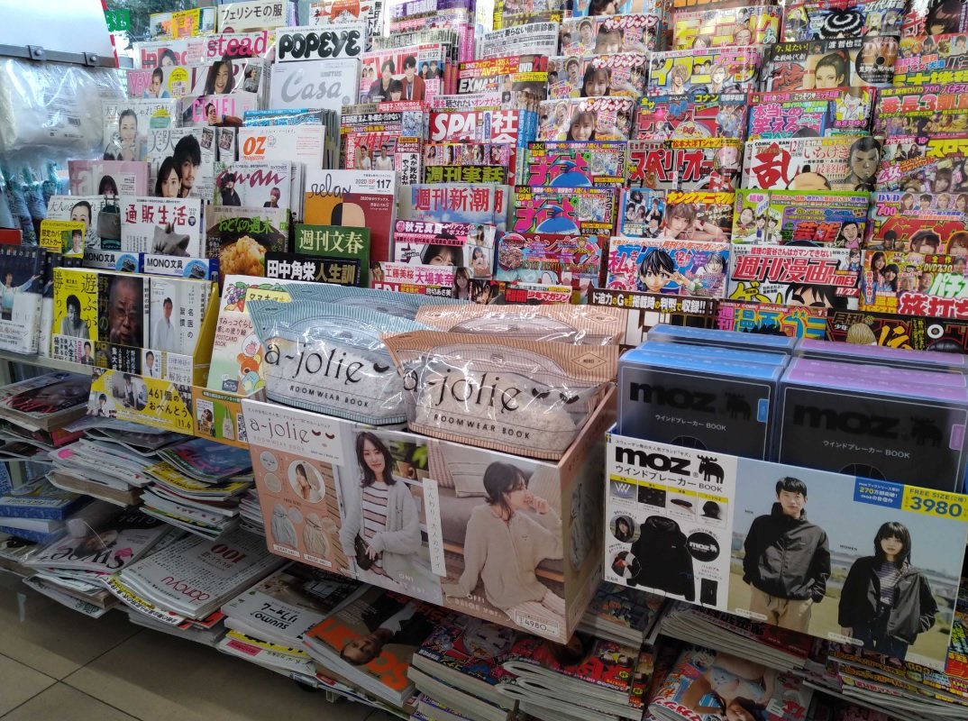 コンビニの 雑誌棚 と 書籍棚 がコロナ禍で変化 大手3社の戦略は
