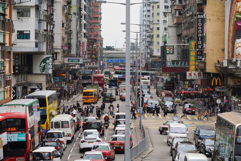 香港、新型コロナ感染拡大でバーなど再び休業